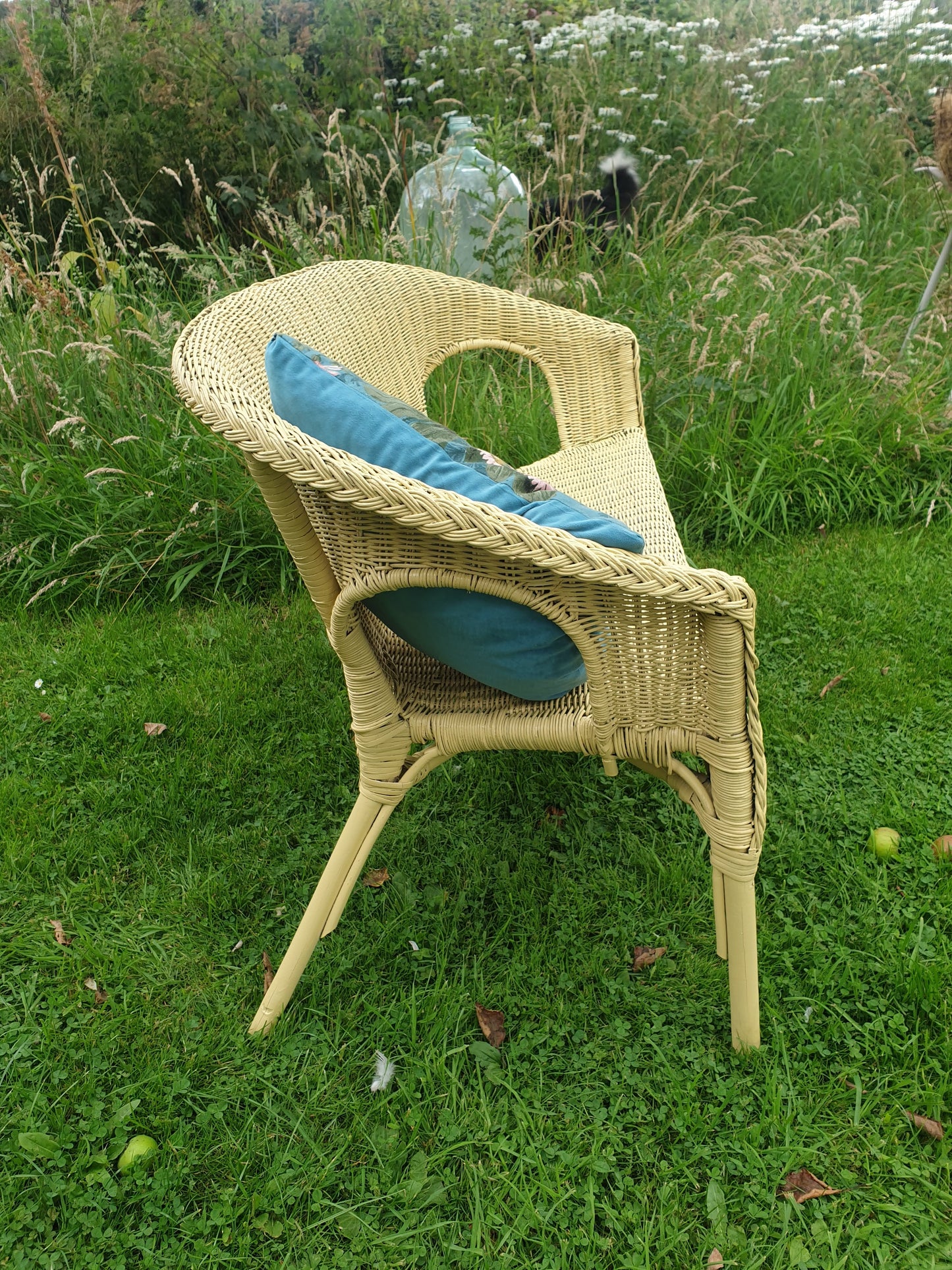 Wicker indoor bench