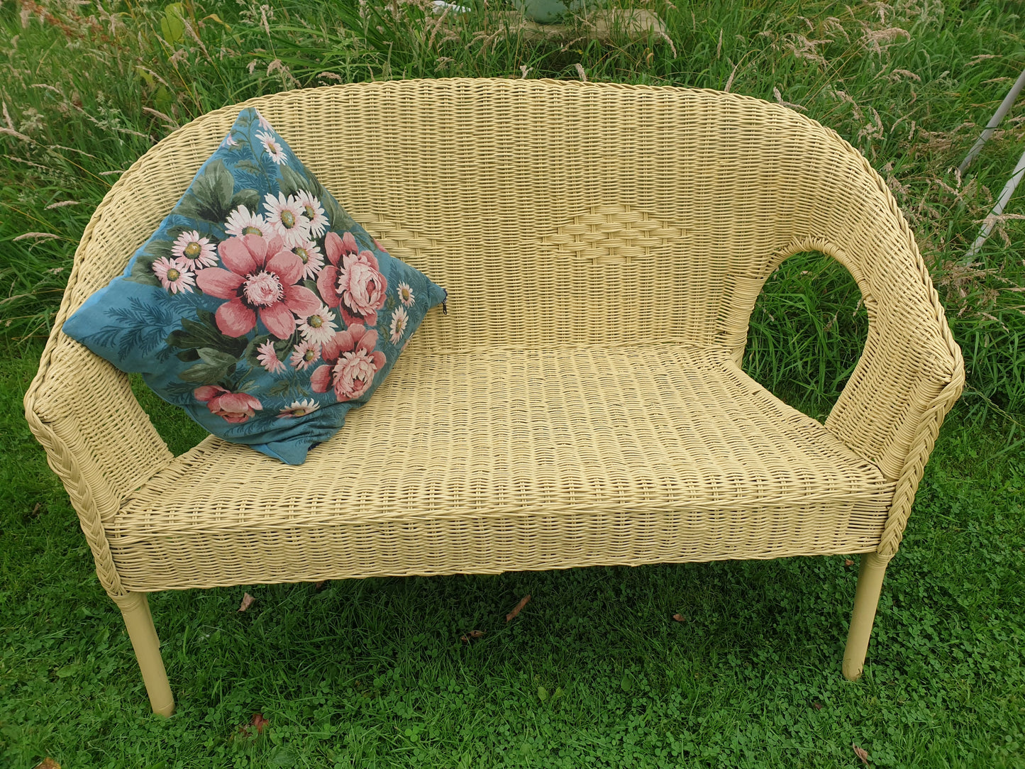 Wicker indoor bench
