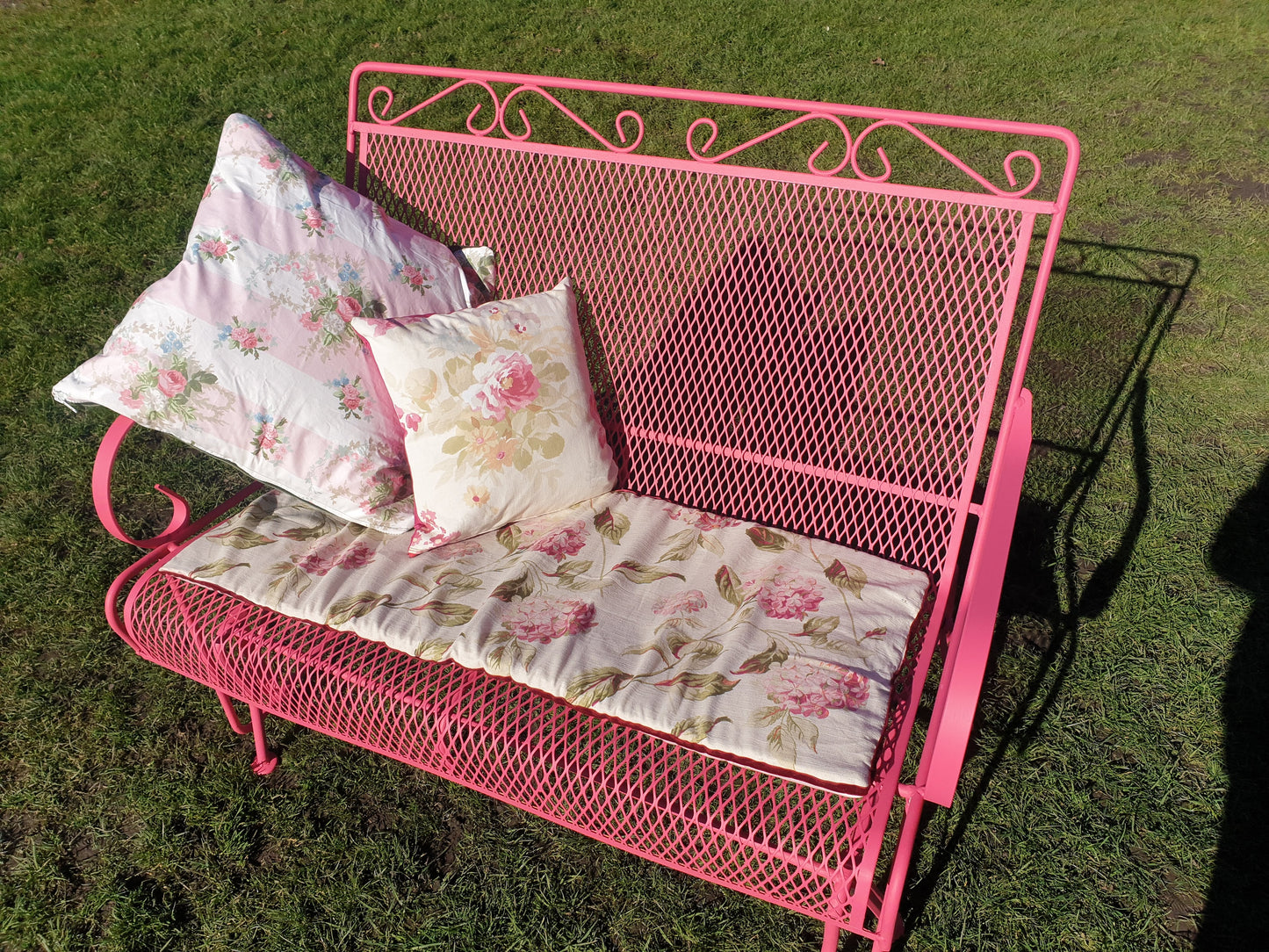 Vintage Metal Mesh Patio Glider Swing Bench - Pink Retro Garden Seat